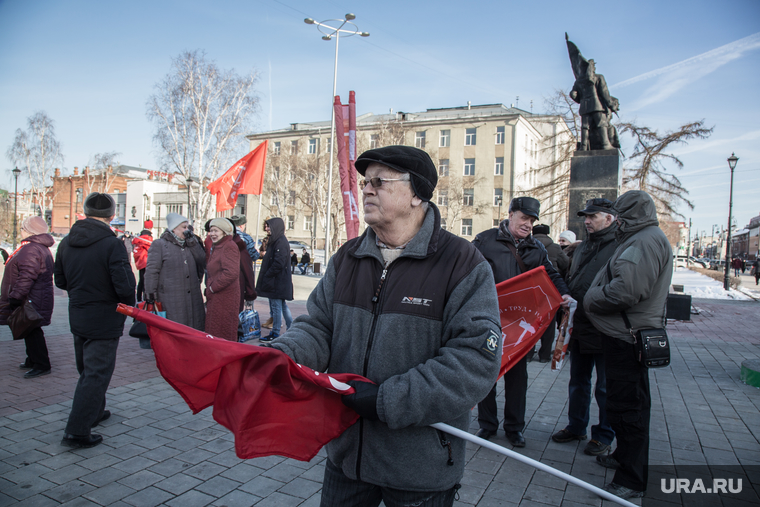 Митинг ЛДПР и КПРФ в поддержку своих кандидатов. Тюмень, пенсионер, красные флаги, площадь борцов революции