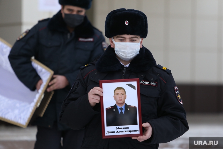 Похороны погибшего полицейского Михалева Дениса в поселке Мишкино. Курган, портрет михалева дениса