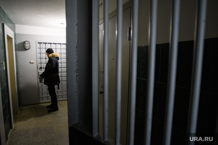 Дом Владимира Пузырева. Екатеринбург, безопасность, решетка, подъезд дома, лестничная клетка