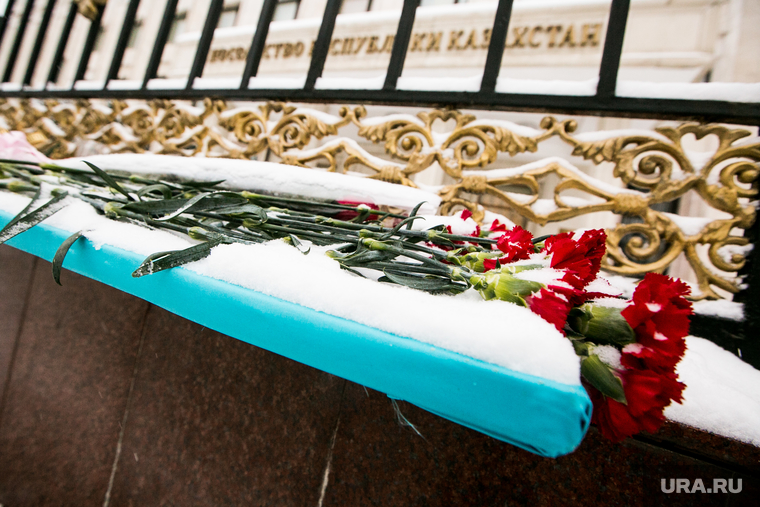 Траурный мемориал у посольства Республики Казахстан в Москве. Москва, траур, цветы, мемориал, посольство республики казахстан