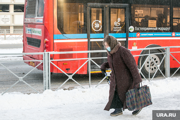 Виды города, зима. Тюмень, автобус, общественный транспорт, бабушка, пенсия, пожилой человек, пенсионеры