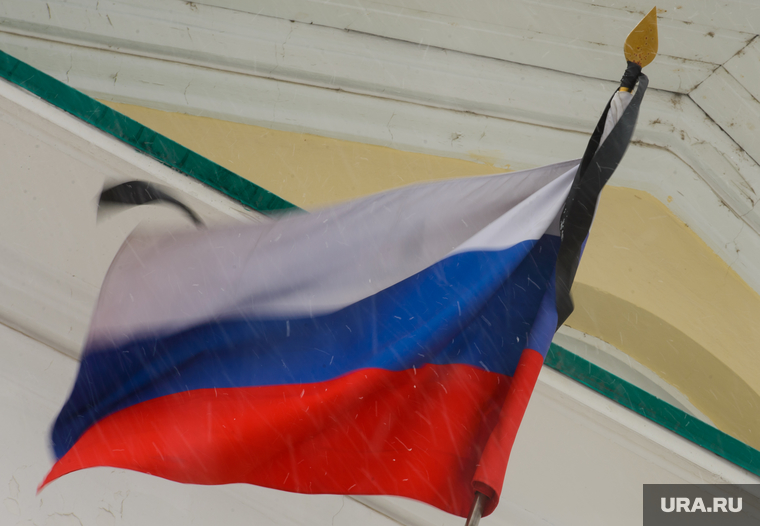 Траурный флаг России. Флаг посола России. Флаг России скорбь. Траурный флаг Украины.