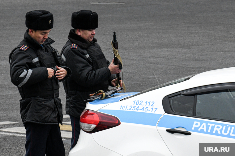 Обстановка в Алма-Ате после погромов. Алма-Ата, Казахстан, досмотр, автомат, ограждение, патруль, перекрытие дороги, полиция, оцепление, казахстан, Алма-Ата, Алматы, алмаата
