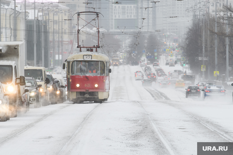 Виды Екатеринбурга, зима, общественный транспорт, снег в городе, город екатеринбург, проспект ленина, трамвай, заснеженная улица