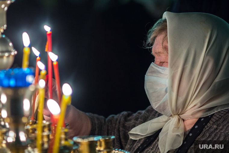 Ночное пасхальное богослужение в Кафедральном соборе. Магнитогорск, свечи, церковь, медицинская маска