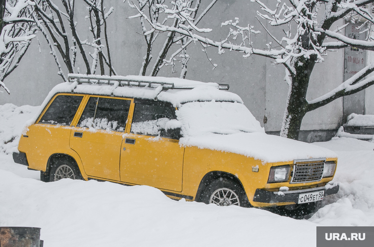 Снегопад в Москве. Москва, жигули, лада, снегопад, машина в снегу, четвертая модель, четверка, желтая машина
