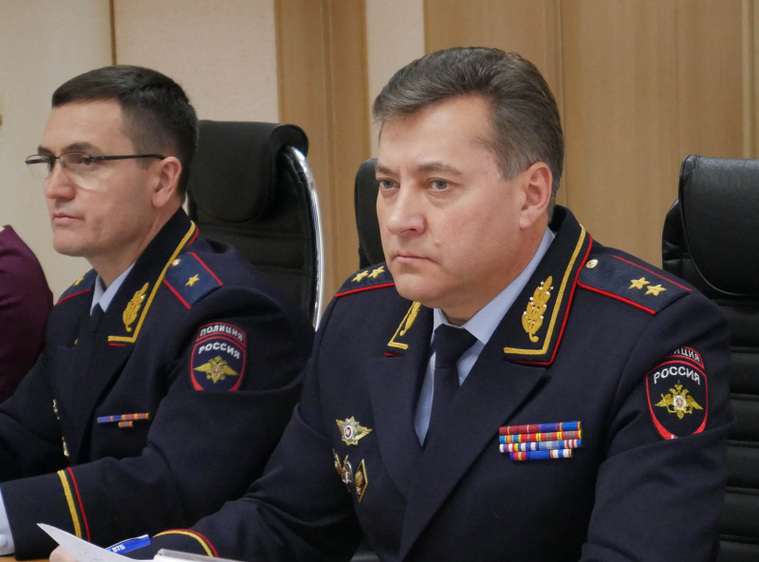 Михаил Скоков (справа) распорядился поощрить сотрудников, поймавших преступника