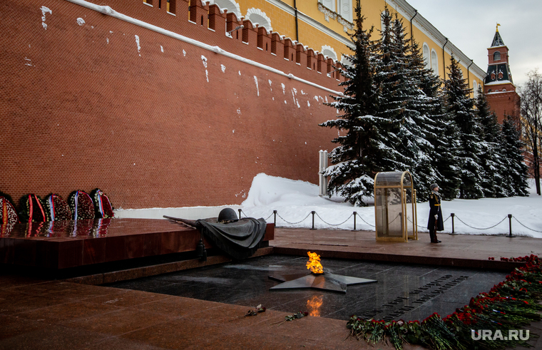 Возложение цветов к Вечному Огню. Москва, могила неизвестного солдата, возложение цветов, кремль, зюганов геннадий, вечный огонь