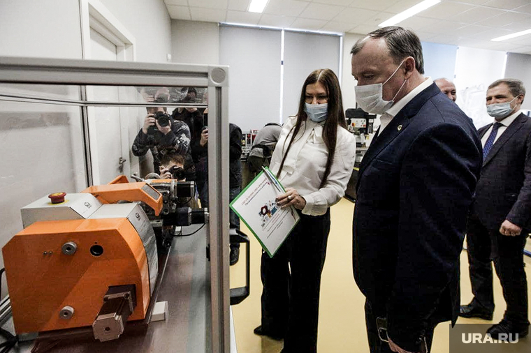 Алексея Орлова провели по кабинетам школы и показали современное оборудование. «Очень ожидаемый объект для Орджоникидзевского района», — оценил глава
