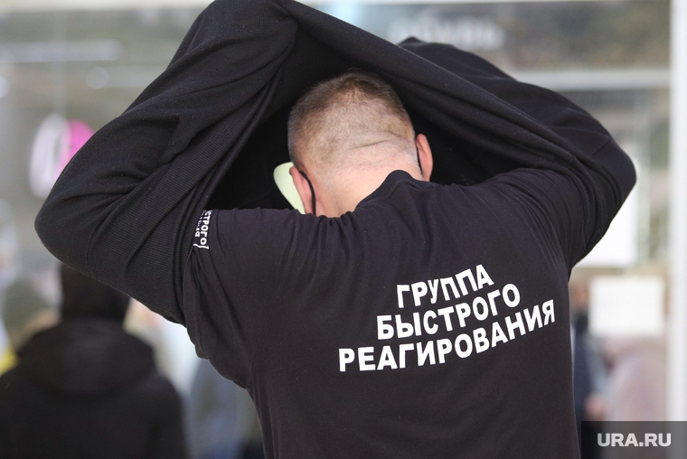 Пункт вакцинации в торговом центре. Курган , охрана, группа быстрого реагирования, охранник