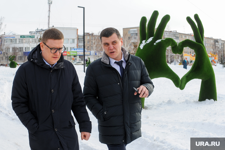 Об итогах благоустройства и планах на 2002 год Алексею Текслеру докладывает глава города Ярослав Куленко (справа)