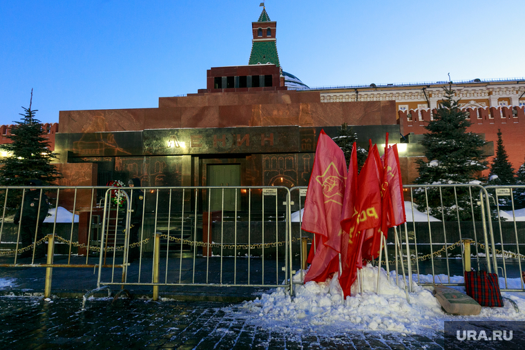 Снег и коммунисты в Москве. Москва, зима, мавзолей ленина, красные флаги, город москва, кремль