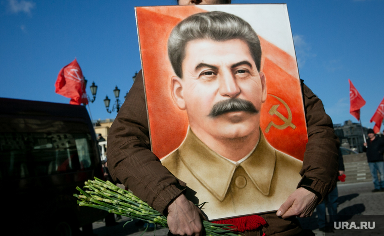 Коммунисты на Манежной площади, перед возложением цветов к могиле Сталина в годовщину его смерти. Москва, сталин, кпрф, митинг, коммунистическая партия, коммунисты, красные флаги
