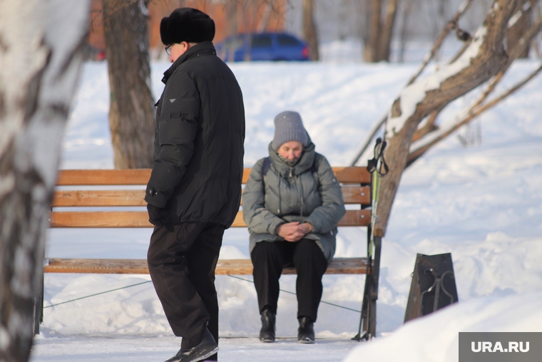 Город. Курган, зима, парк, пенсия, пенсионеры