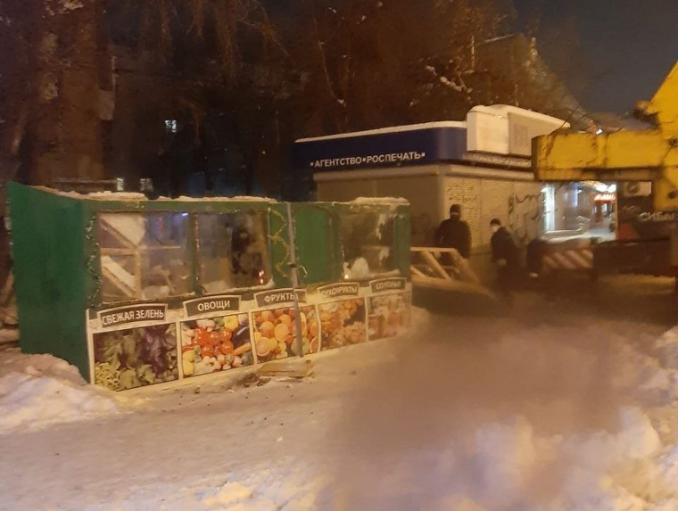 Неизвестные краном убрали киоск и раздавили товар