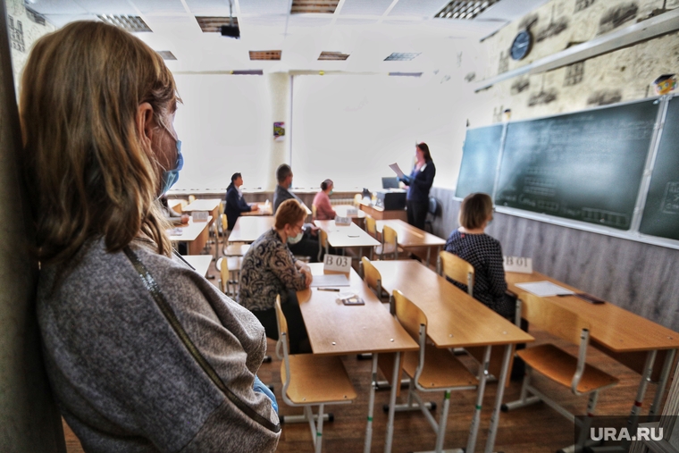 День сдачи ЕГЭ родителями. Курган, учитель, школьная доска, егэ, урок, класс, экзамен, школьный класс, школа, единый государственный экзамен, педагог, огэ, учительница