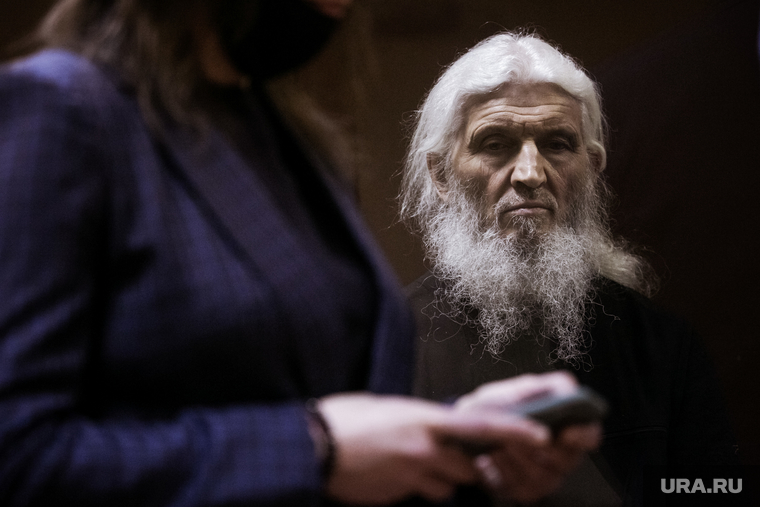 Группа поддержки у Измайловского суда во время вынесения приговора отцу Сергию (Романову). Москва, романов николай, отец сергий