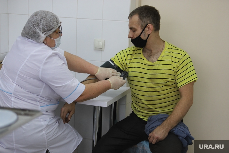 Вакцинация сотрудников завода «Стальмост». Курган , медкабинет, измерение артериального давления, вакцинация