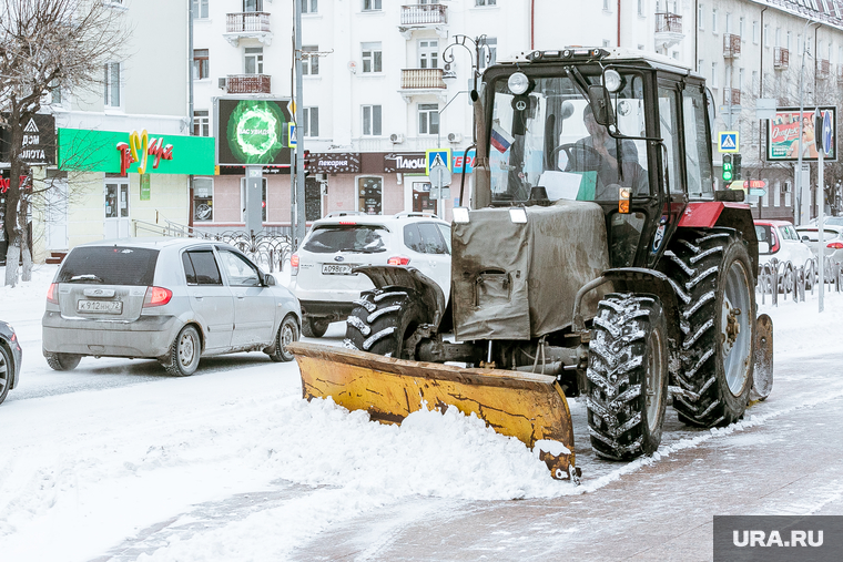 Виды города. Тюмень, уборка снега, трактор