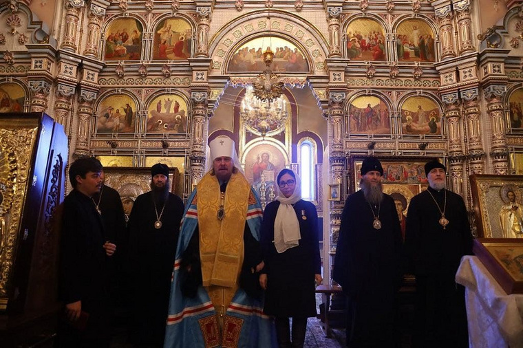 Наталья Котова (в центре) получила медаль за поддержку РПЦ