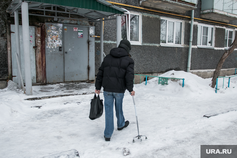 Разное. Курган, человек с палочкой, инвалид
