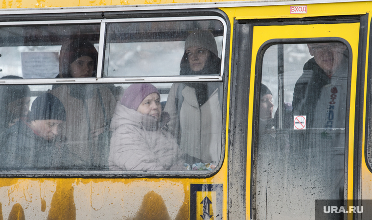 Уборка города после снегопада. Екатеринбург, автобус, общественный транспорт, пассажиры