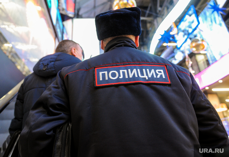 Рейд по проверке соблюдения масочного режима и QR-кодов в ТРК. Челябинск, торговый центр, полиция, трк