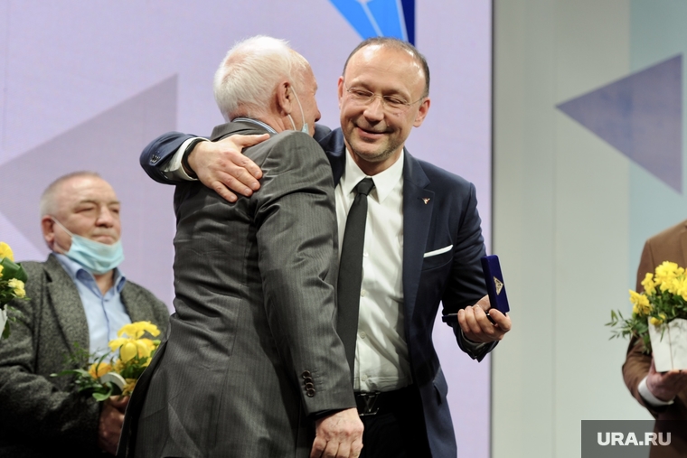 Ключи лауреатам премии «Народное признание и любовь» вручает глава Совета директоров РМК Игорь Алтушкин