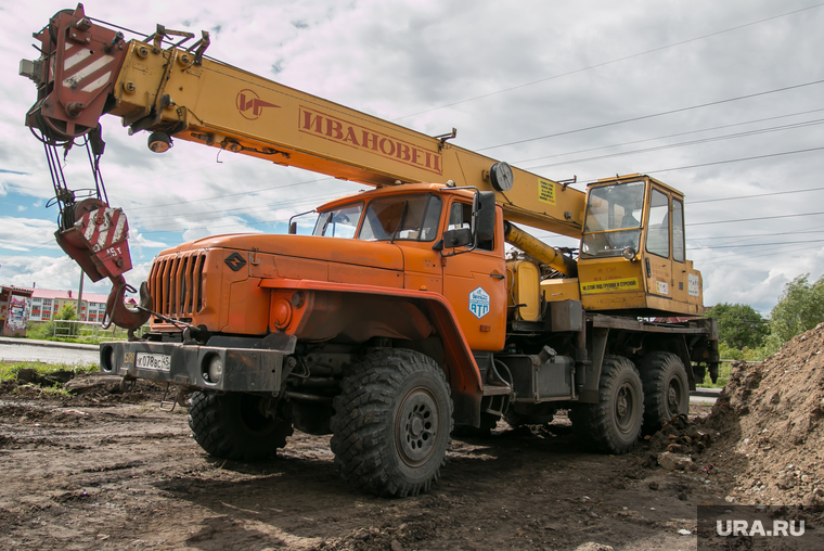 Устранение крупной коммунальной аварии. Курган, строительная техника, автокран ивановец