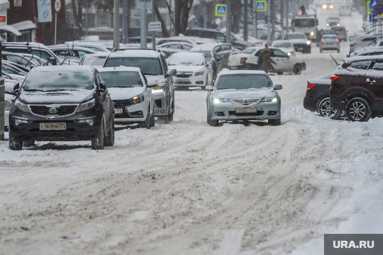 Снегопад, зима. Челябинск, снег, снегопад, транспорт, зима, автомобиль, автотранспорт, дорога