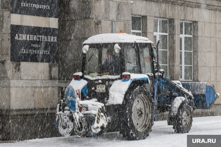 Сильный снегопад в Екатеринбурге, снег, администрация екатеринбурга, уборка снега, трактор, зима, коммунальщики, коммунальное хозяйство, мэрия екатеринбурга
