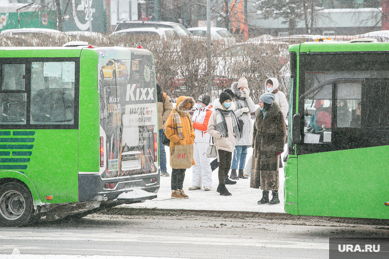 Виды города, зима. Тюмень, остановка, автобусная остановка, автобус, общественный транспорт, остановка общественного транспорта