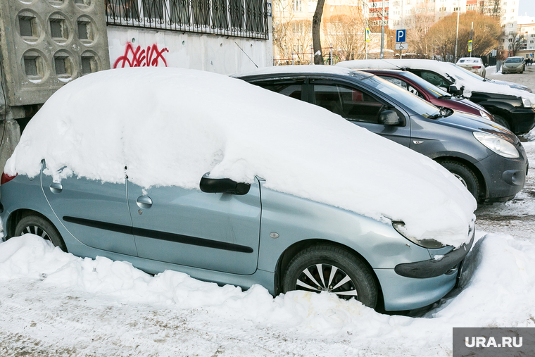 Уборка снега во дворах. Тюмень, автомобиль в снегу, снег во дворе, автомобили во дворе, машина в снегу, машины во дворе
