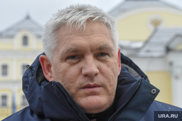 Одиночный пикет Юрия Леонова у здания Полномочного представителя Президента РФ в УрФО г. Екатеринбург., леонов юрий