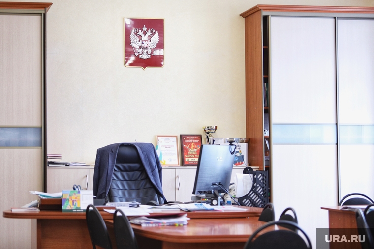Пресс- конференция в департаменте образования. Курган , пустое кресло, кабинет главы, кресло начальника