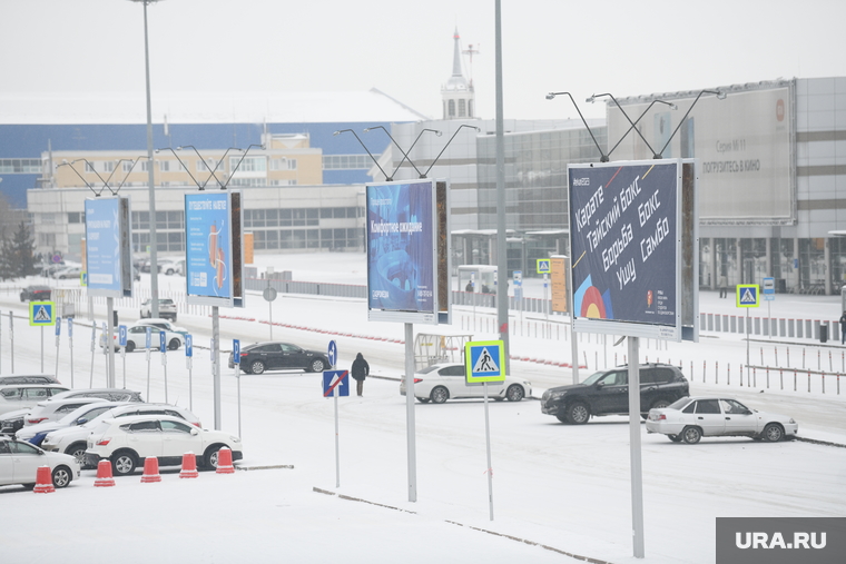 Пресс-конференция по реконструкции аэропорта Кольцово. Екатеринбург , зима, парковка перед кольцово, стоянка у кольцово