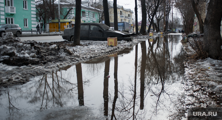 Состояние дорог Екатеринбурга, тротуар, лужа, пешеходная зона, слякоть, оттепель, тротуар в воде