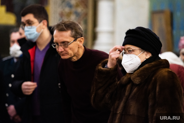 Праздничная Божественная литургия в Храме на Крови. Екатеринбург, молебен, храм, церковь, крестится, медицинская маска, православная церковь, литургия, защитная маска, маска на лицо