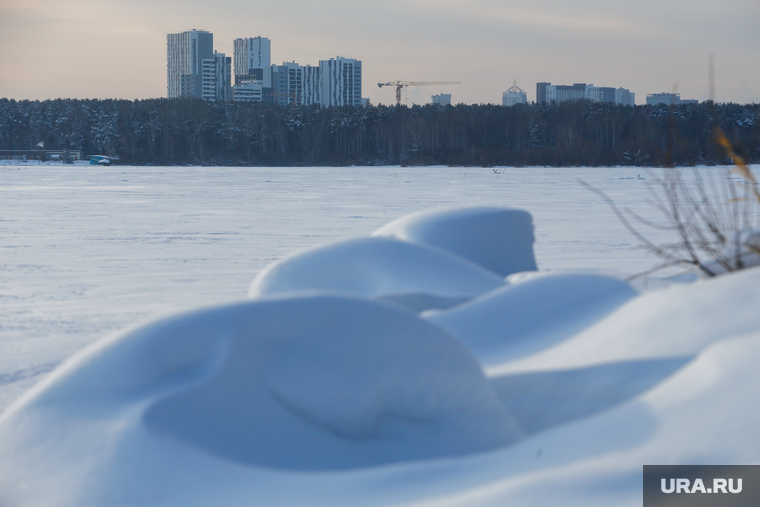 Озеро Шарташ зимой. Екатеринбург, многоэтажки, зимний пейзаж, шарташ