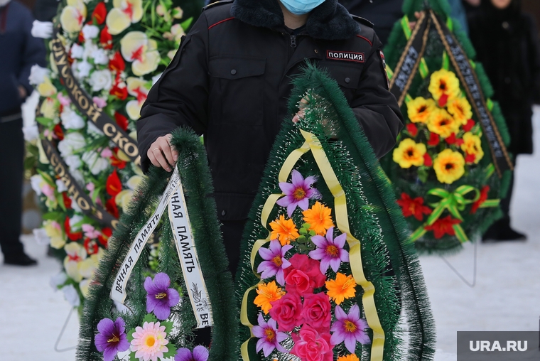 Похороны погибшего полицейского Михалева Дениса в поселке Мишкино. Курган, венок, похороны