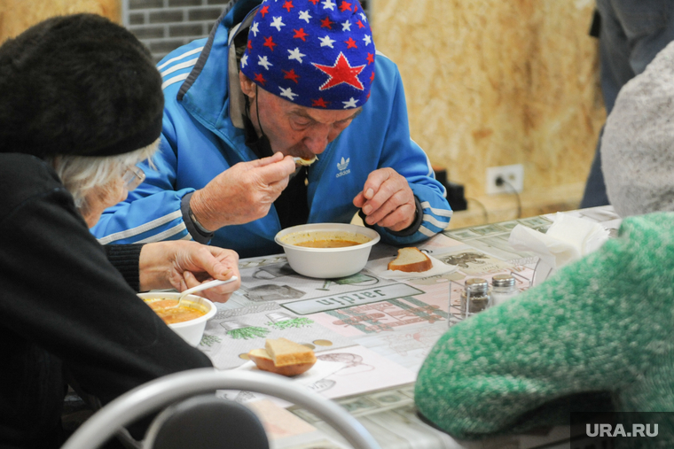 Открытие православной благотворительной «Иоанновской столовой». Челябинск, обед, нищие, еда, бедность, пенсионеры, благотворительная столовая, столовая для нуждающихся, нуждающиеся