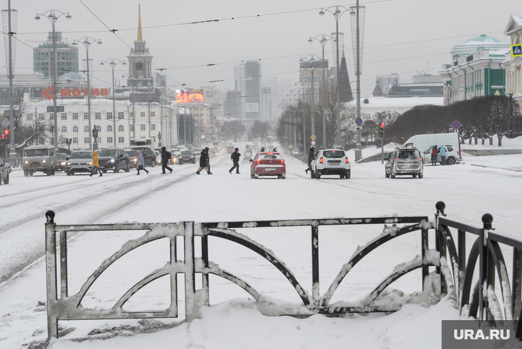 Виды Екатеринбурга, зима, ограждение, снег в городе, город екатеринбург, проспект ленина, забор, заснеженная улица
