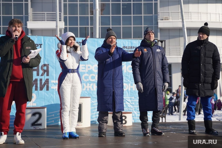 Церемония открытия «Лыжни России-2022», в центре вице-губернатор Вадим Евдокимов и Ирина Текслер