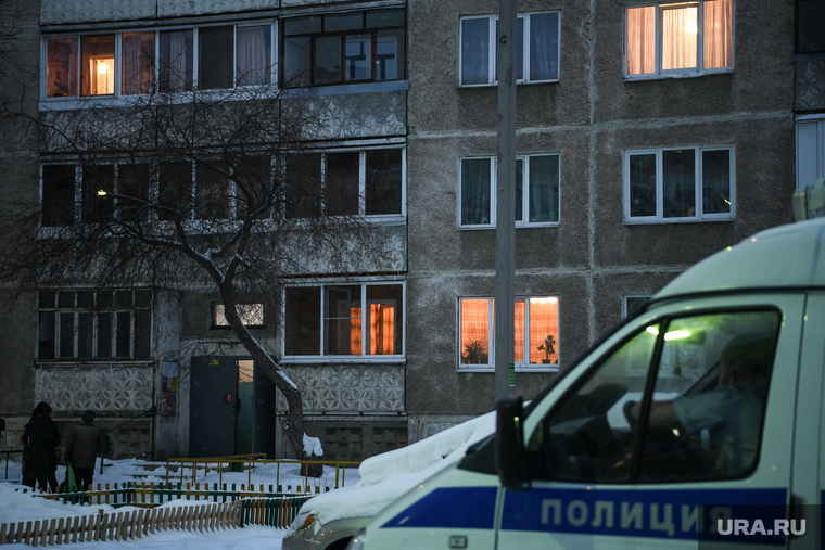 Ситуация около дома на улице Советская после выстрелов днем 13 февраля. Среднеуральск, жилой дом, полиция, улица советская39