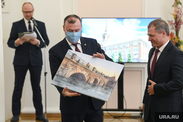 Ближе к концу подарки получили и сами Орлов с Чернецким — из рук Володина. Недавно у Володина и Орлова был первый за время их совместной работы открытый конфликт. Отвечая на вопрос, как Володин оценивает взаимодействие между мэрией и гордумой сейчас, спикер сказал: «На пятерку». Орлов едва заметно ухмыльнулся