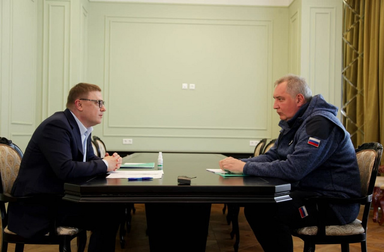 Дмитрий Рогозин (справа) и губернатор Алексей Текслер обсудили перспективы челябинских предприятий Роскосмоса