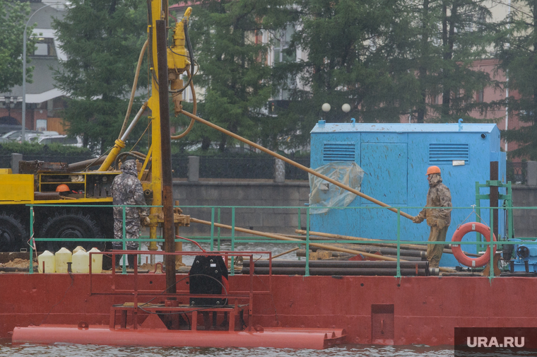 Буровая установка на городском пруду на месте планируемого Храма-на-воде. Екатеринбург, буровая машина, платформа на воде, рабочие