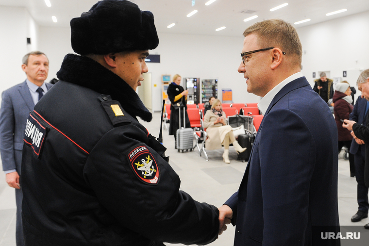 Алексей Текслер посетил новый терминал внутренних авиалиний аэропорта «Челябинск» имени Игоря Курчатова. Челябинск, рукопожатие, полиция, текслер алексей