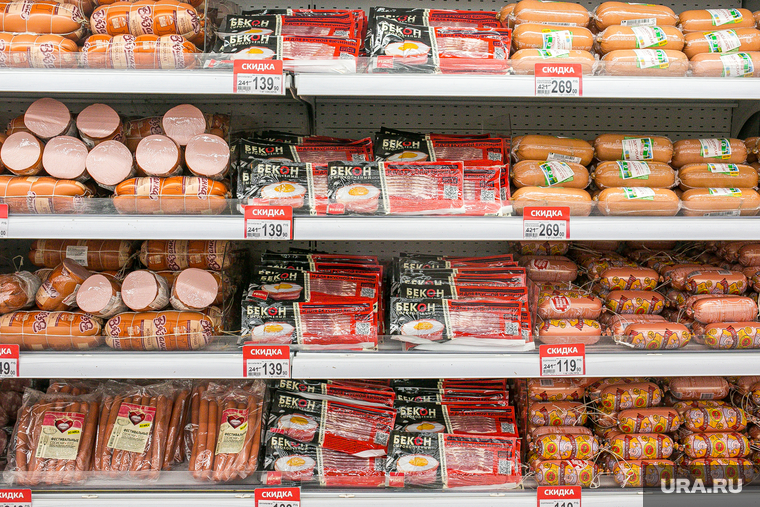 Продукты, овощи и фрукты. Тюмень, торговля, мясные продукты, колбасы, витрина, прилавок, выкладка товара, раскладка продуктов