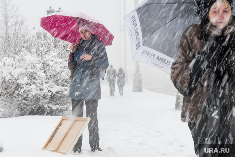 Сильный снегопад в Екатеринбурге, снег, зима, зонт, непогода, метель, снегопад, художник